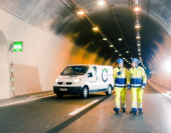 Caverion experts in the tunnel