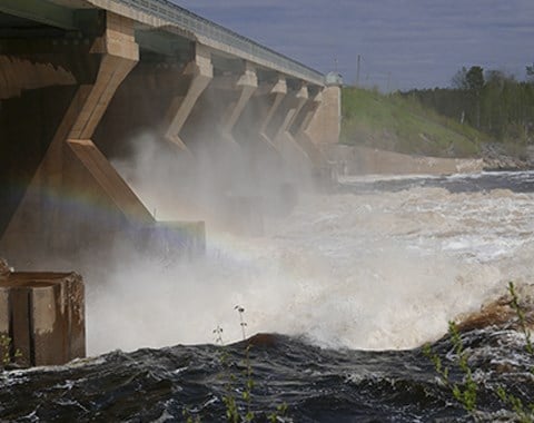 Kemijoki Oy Petäjäskoski's dam froths